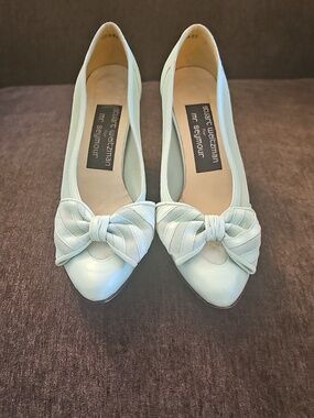 💚Stuart Weitzman Pale Mint Pointed-Toe Heels with Bow